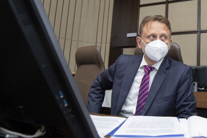 Ilustračný obrázok k článku K Lučencu mieri minister Vlčan: Spolu s Lengvarským podporia hromadné očkovanie zamestnancov