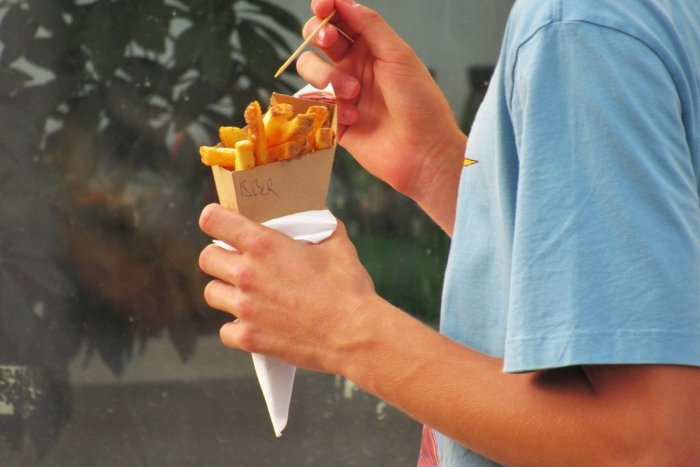 Ilustračný obrázok k článku Šokujúce zistenie o známej pochúťke: Milujete HRANOLČEKY? Môžu vám zmeniť psychiku!