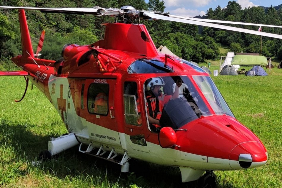 Ilustračný obrázok k článku Muža v divínskych lazoch zavalil strom. Zasahovať musel vrtuľník