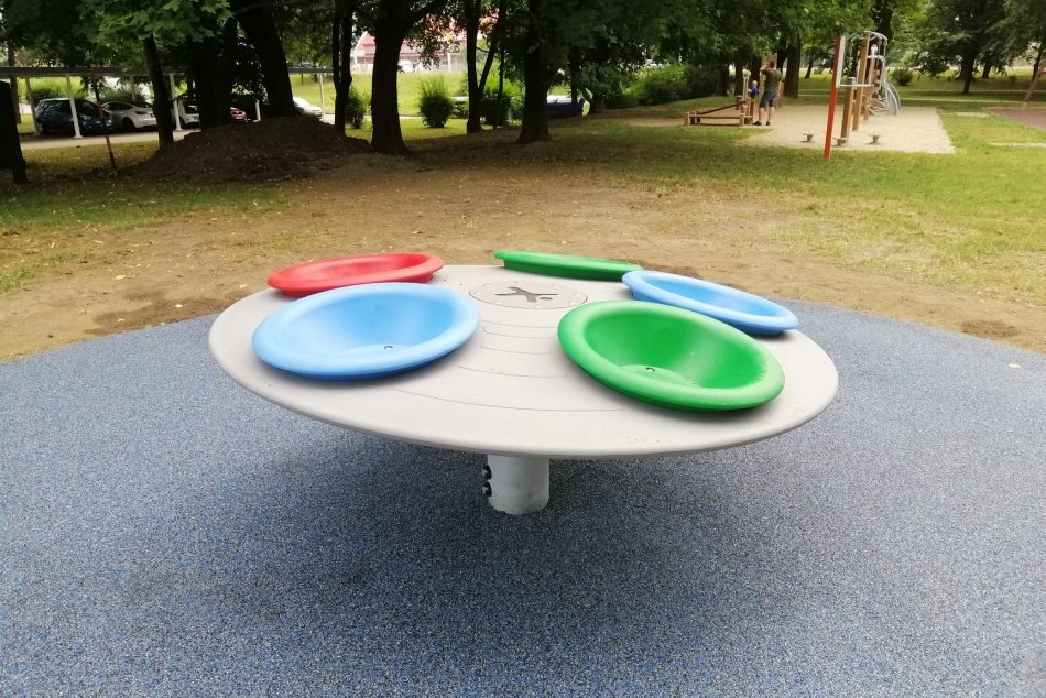 Ilustračný obrázok k článku Bystrické deti poteší nevšedná NOVINKA: Takýto kolotoč veru len tak nenájdete, FOTO