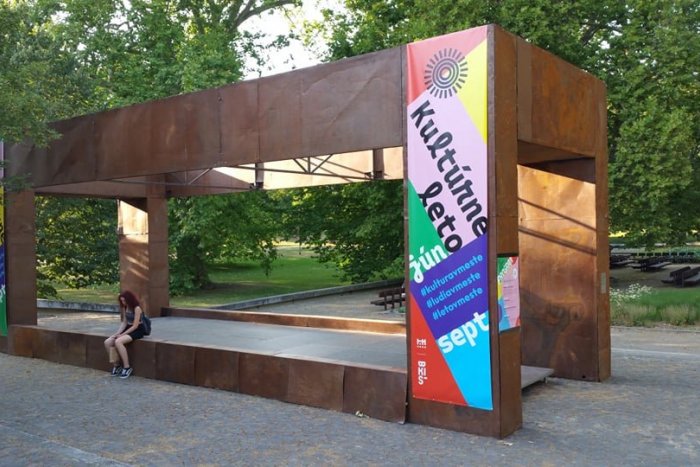 Ilustračný obrázok k článku Skvelý priestor nielen na koncerty: V Sade J. Kráľa otvorili novú kultúrnu scénu