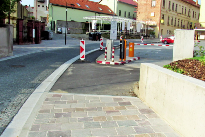 Ilustračný obrázok k článku Na Jarkovej ulici sa tvoria kolóny a nie je kam zaparkovať: Miesta sú obsadené stoličkami