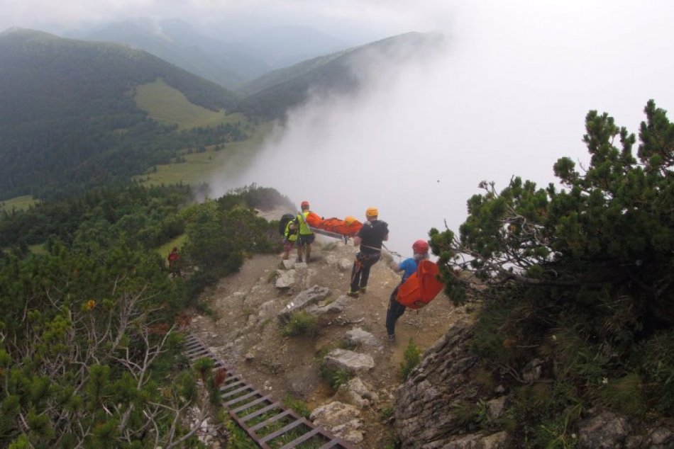 Ilustračný obrázok k článku Manželov na Veľkom Rozsutci nepriamo zasiahol blesk, utrpeli poranenia, FOTO