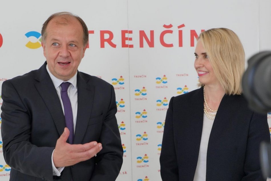 Ilustračný obrázok k článku V Trenčíne máme priateľov a spojencov, tvrdí po návšteve mesta veľvyslankyňa USA