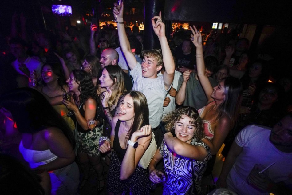 Ilustračný obrázok k článku Čo patrí medzi TOP víkendové lákadlá? Bystričanov zabavia párty, ples aj Čaj o piatej