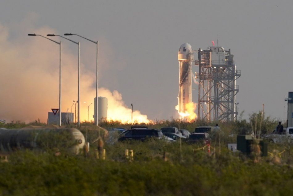 Ilustračný obrázok k článku Let miliardára Bezosa bol úspešný: Do vesmíru dostal vôbec najmladšieho človeka, FOTO