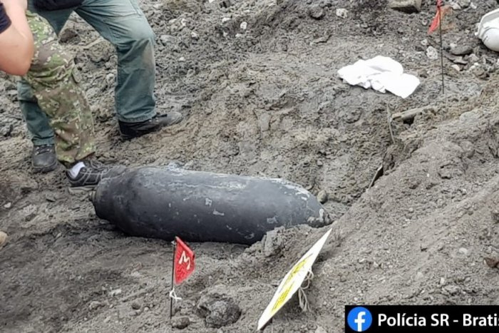 Ilustračný obrázok k článku Situácia v Bratislave sa vracia do normálu. Leteckú BOMBU zneškodnia v TEJTO mestskej časti