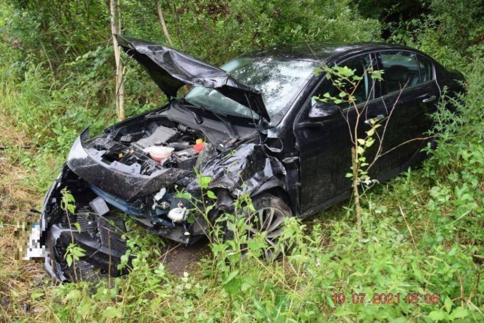 Ilustračný obrázok k článku Na mokrej ceste pri Lučenci došlo k nehode: Jednu osobu previezli do nemocnice, FOTO