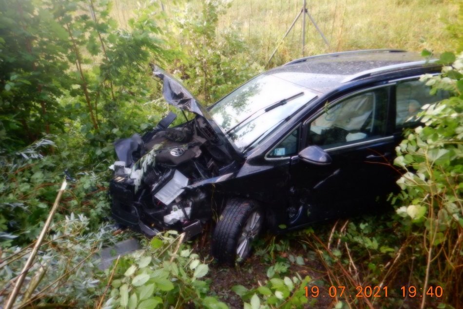 Ilustračný obrázok k článku Hrozivá nehoda na R1: Auto skončilo v priekope, ženu previezli do nemocnice, FOTO