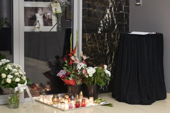 Ilustračný obrázok k článku Pohreb Milana Lasicu bude len v kruhu najbližšej rodiny. Vyjadriť SÚSTRASŤ môžete na TOMTO mieste