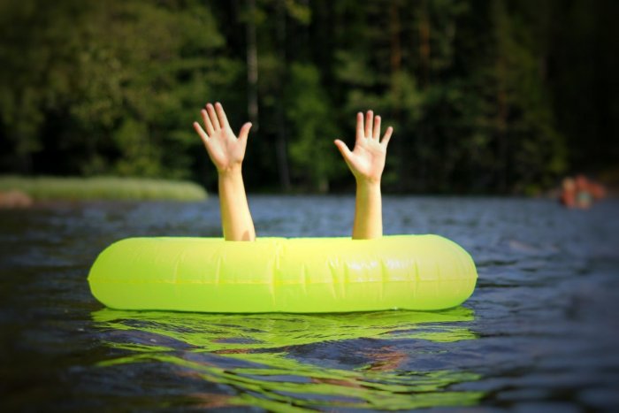 Ilustračný obrázok k článku Do vody NESKÁČTE a zabudnite na alkohol! Vyvarujte sa FATÁLNYCH chýb pri kúpaní