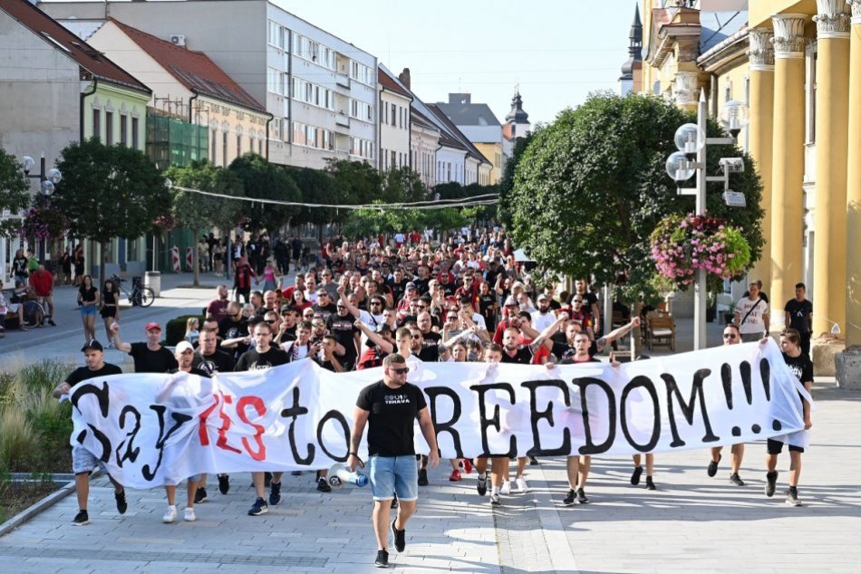 Ilustračný obrázok k článku Futbaloví fanúšikovia vyšli do ulíc: Pochodovali za SLOBODU športu, FOTO a VIDEO
