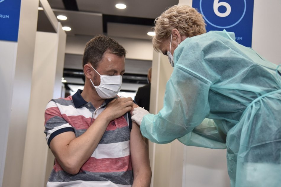 Ilustračný obrázok k článku Premiér Heger je PLNE zaočkovaný a ľudom odkazuje: Vírus si pre vás príde! FOTO