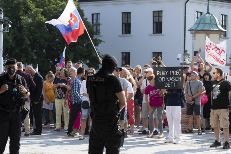 Ilustračný obrázok k článku Policajný šéf vníma dav pred parlamentom cez médiá: Šoféruje auto na dovolenku