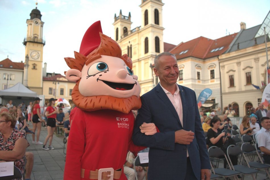 Ilustračný obrázok k článku Na EYOF 2022 v Bystrici hľadajú 800 dobrovoľníkov: Lákadlom sú viaceré benefity