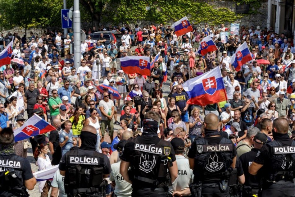 Ilustračný obrázok k článku Pred parlamentom je stále RUŠNO! Ľudia vyzývajú policajtov, aby sa k nim pridali