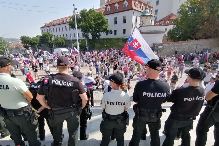 Ilustračný obrázok k článku Po proteste pred parlamentom padlo prvé OBVINENIE: Žena zaútočila na policajta