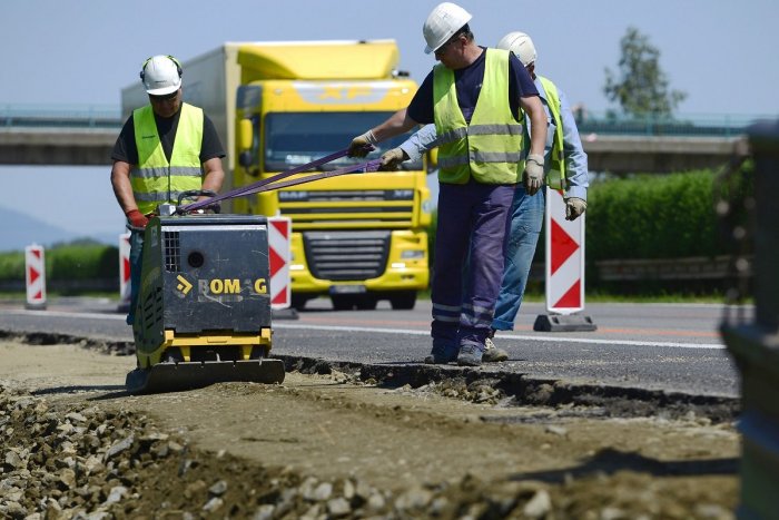 Ilustračný obrázok k článku Na D1 pri Trnave budú klásť nový asfaltový koberec: Rátajte s obmedzeniami!