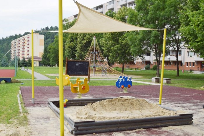 Ilustračný obrázok k článku Toto breznianskych rodičov poteší: Všimli ste si, čo pribudlo nad pieskoviskami?