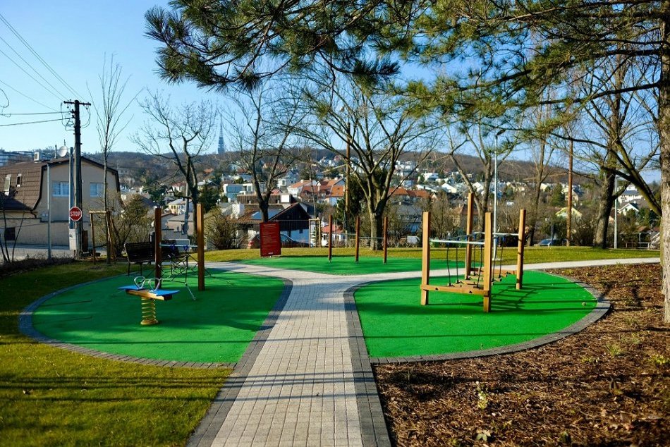 Ilustračný obrázok k článku Park na Kolibe sa po obnove zmenil na dokonalú oázu oddychu aj hier, FOTO