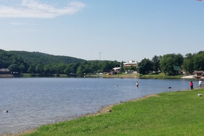 Ilustračný obrázok k článku Je veľkým letným lákadlom a nevhodným na kúpanie: Jazero vo Vinnom!