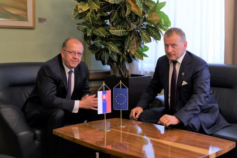 Ilustračný obrázok k článku Primátor Richard Rybníček rokoval s Borisom Kollárom: Témou bol súd v Trenčíne