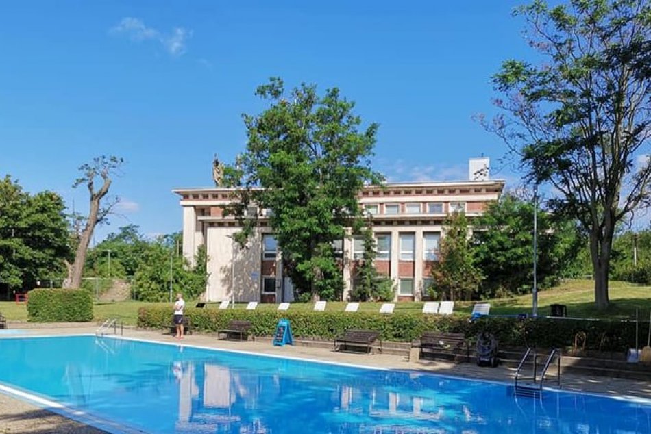 Ilustračný obrázok k článku Na kúpalisku Mičurin spustili sezónu: Aké sú ceny vstupného?