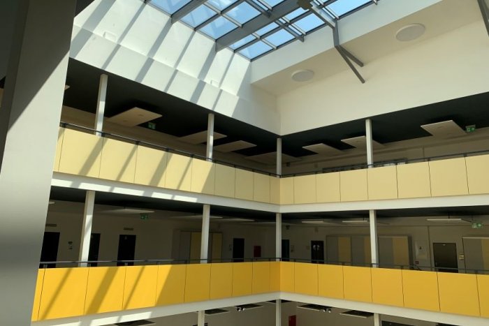 Ilustračný obrázok k článku Za horšie študijné výsledky môže (aj) hluk: Škola v Mikuláši si s tým TAKTO poradila