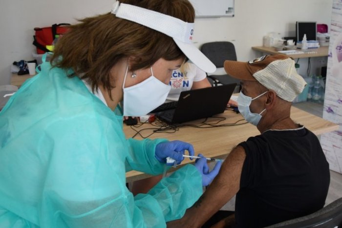 Ilustračný obrázok k článku Humenská nemocnica očkuje v teréne: Na Podskalke dostali vakcínu desiatky ľudí