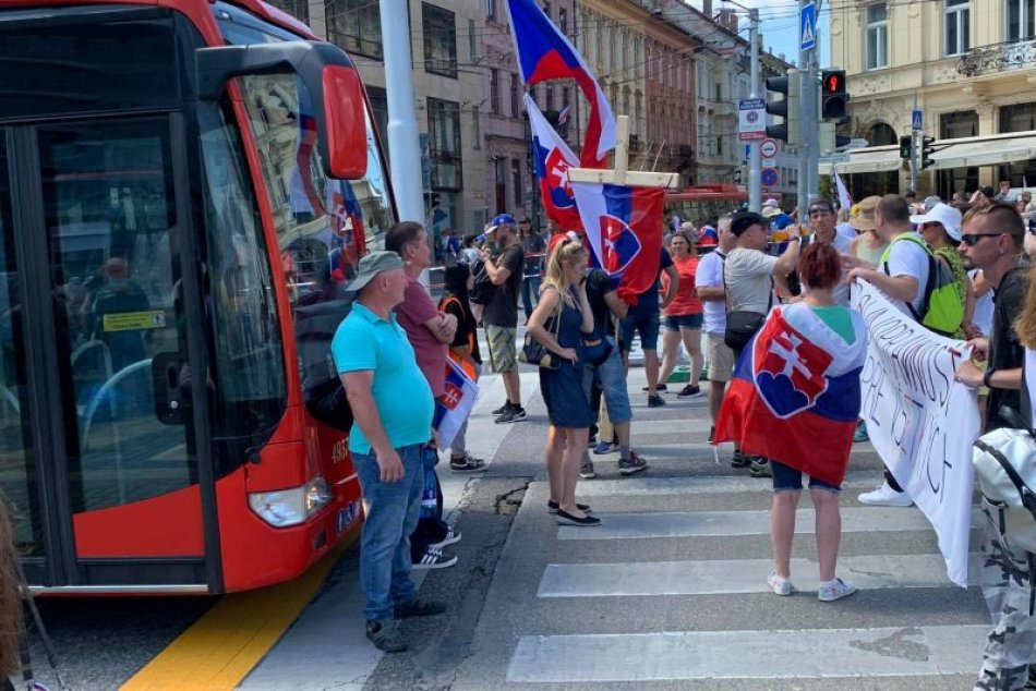 Ilustračný obrázok k článku Linky MHD zablokovali protestujúci: Premávajú po zmenených trasách a s MEŠKANÍM!