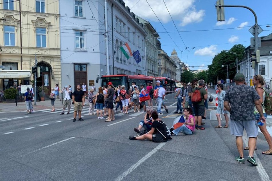 Ilustračný obrázok k článku POLÍCIA sa pripravuje na zajtrajšok: Vyzýva ľudí, aby sa vyhli miestam, kde budú ZHROMAŽDENIA