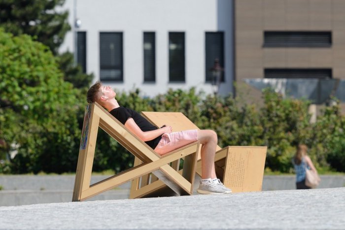 Ilustračný obrázok k článku Dajte zbohom svetlým tónom: Tieto FARBY najlepšie odrazia slnečné lúče!