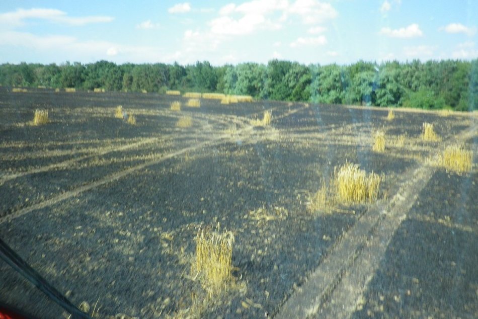 Ilustračný obrázok k článku Požiar obilia likvidovalo viac ako 20 hasičov: Na poli zostala len spúšť, FOTO