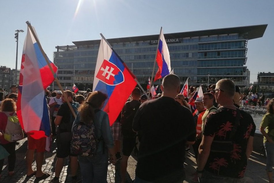 Ilustračný obrázok k článku Agresívni demonštranti napadli kameramana: Policajti mu vraj nepomohli