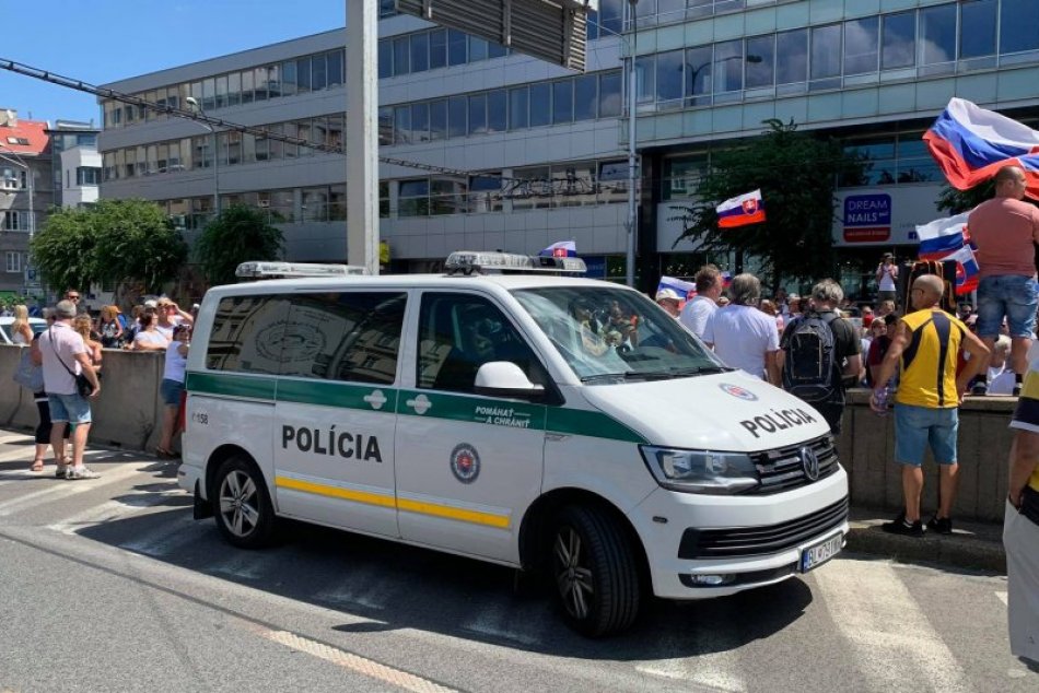 Ilustračný obrázok k článku Šeliga žiada VYSVETLENIE zásahu polície na Hodžovom námestí. S argumentom o turistoch sa neuspokojí