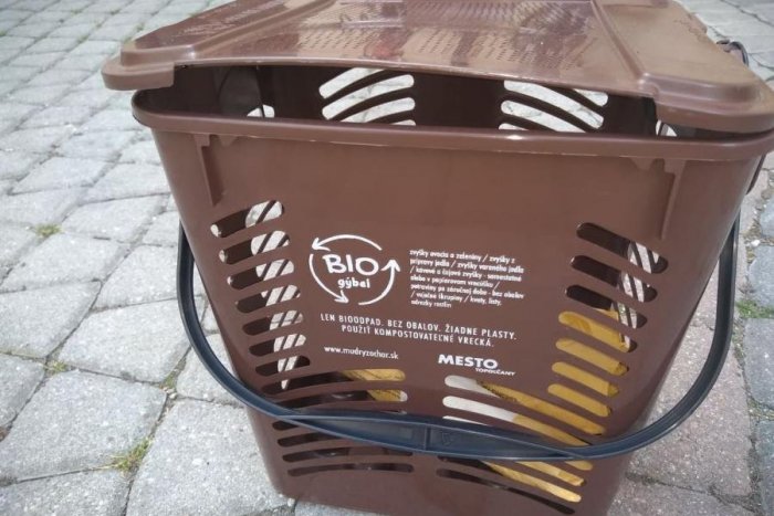 Ilustračný obrázok k článku V Topoľčanoch spustili zber kuchynského bioodpadu: Príďte si po štartovací balíček