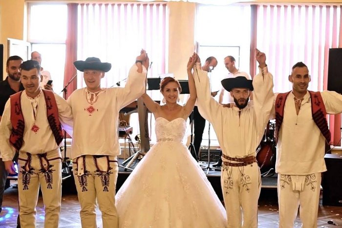 Ilustračný obrázok k článku Prekvapenie na svadbe: Nevestu čakalo parádne číslo od tanečníkov z Nitry, VIDEO