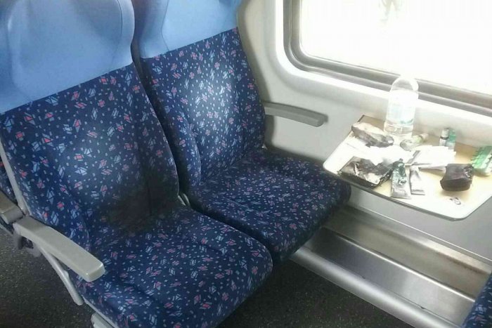 Ilustračný obrázok k článku Jazda vlakom sa zmenila na DRÁMU: Žene vybuchla v kabelke nabíjačka! Zasahovali aj hasiči