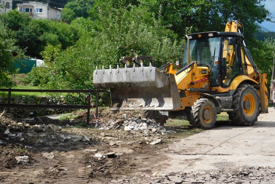 Ilustračný obrázok k článku Ťažko skúšanú Valaskú Belú plánujú rozkopať: Milióny eur majú ísť do kanalizácie