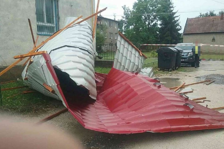 Ilustračný obrázok k článku Škody po búrke odstraňovalo viac ako 200 hasičov: ZOZNAM zasiahnutých obcí, FOTO