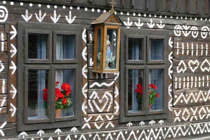 Ilustračný obrázok k článku Čičmany mali šťastie v nešťastí: Historické drevenice sú po potope v poriadku