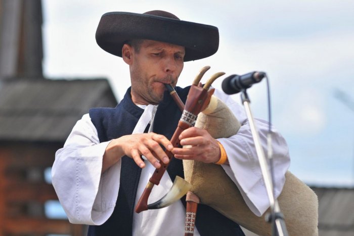 Ilustračný obrázok k článku Nitrou budú znieť gajdy z piatich krajín: Zabaví nás aj SPRIEVOD pešou zónou