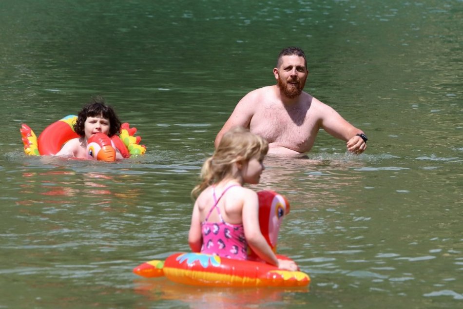 Ilustračný obrázok k článku Neláka vás to na KÚPALISKÁ? V Banskobystrickom kraji sa osviežite aj v prírode + ZOZNAM