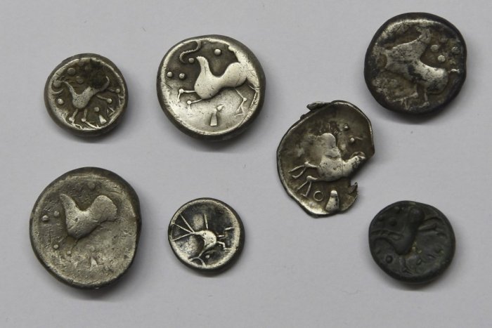 Ilustračný obrázok k článku Vzácny úlovok archeológov: V Jánovciach našli mince aj šperky staré DVETISÍC rokov