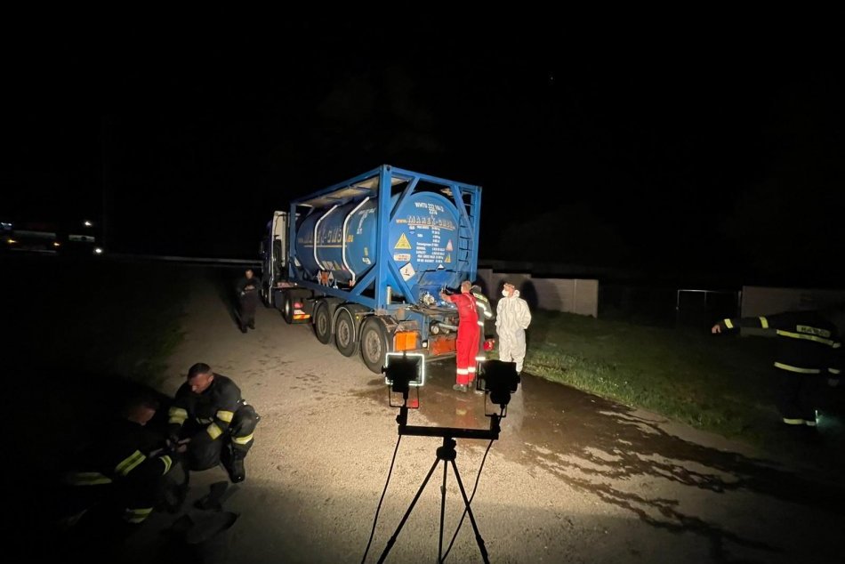 Ilustračný obrázok k článku Hrozí ďalšia ekologická katastrofa? Z cisterny unikli STOVKY litrov kyseliny!