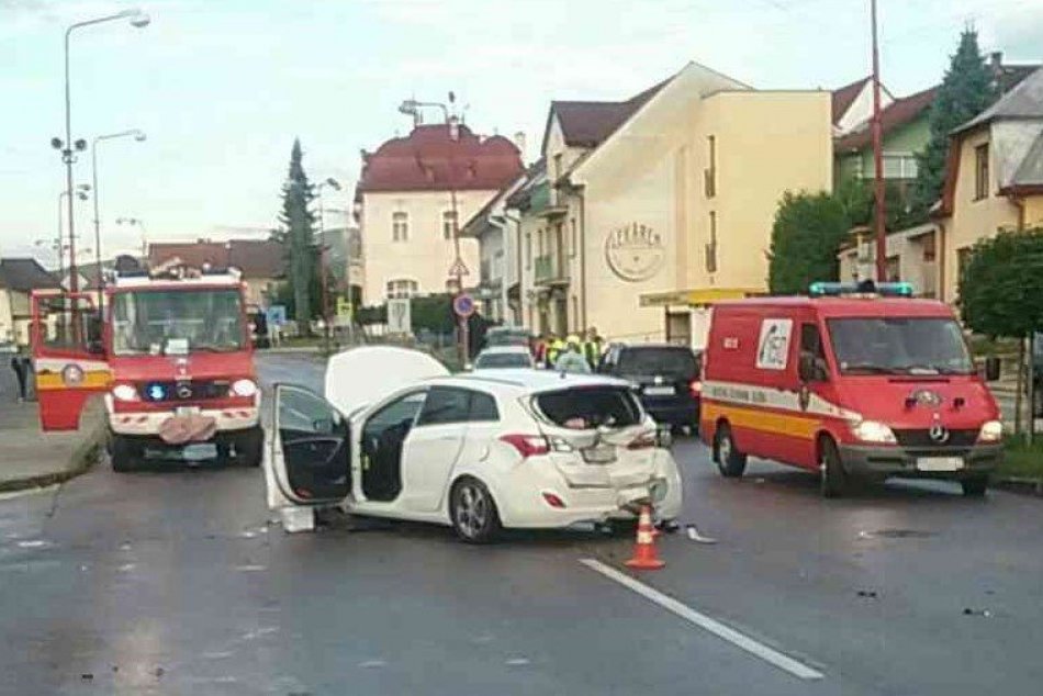 Ilustračný obrázok k článku Zrážka troch áut v Nitrianskom Pravne: Cesta uzavreli, jeden zranený, FOTO