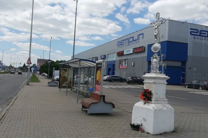 Ilustračný obrázok k článku Nákupy aj vakcína: Očkovanie sa presunulo pred obchodné centrum