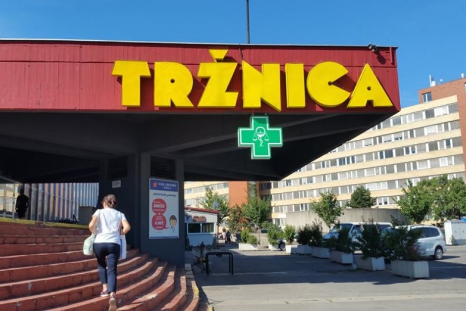 Ilustračný obrázok k článku Vyťažené parkovisko pri Novej TRŽNICI budú opravovať. Auto tam odstavíte BEZPLATNE