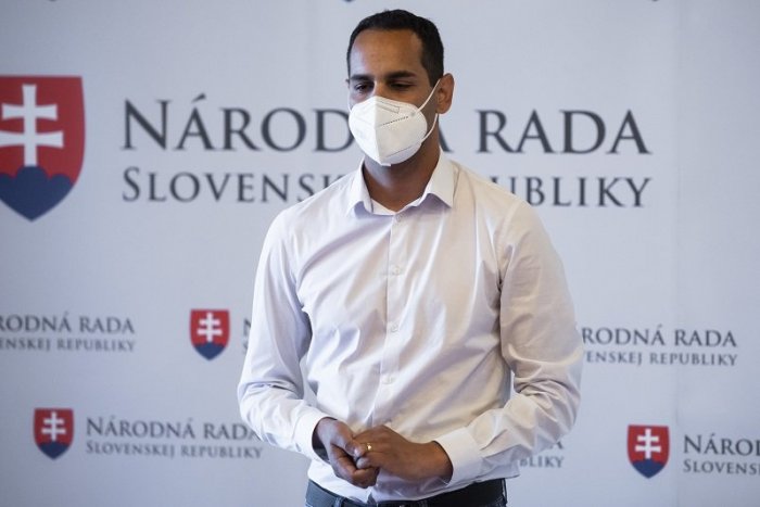 Ilustračný obrázok k článku Farizejstvo OĽANO?! Pčolinský kritizuje, že ďalej zamestnávajú Heráka za tisíce eur