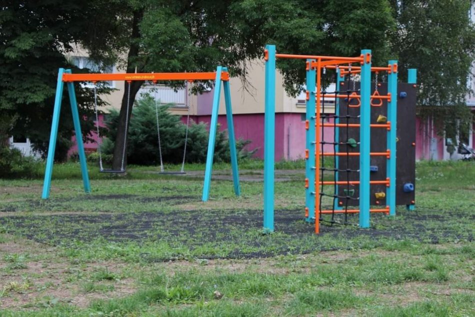 Ilustračný obrázok k článku Malí Lučenčania majú dôvod na radosť: V meste vyrástlo moderné ihrisko, FOTO